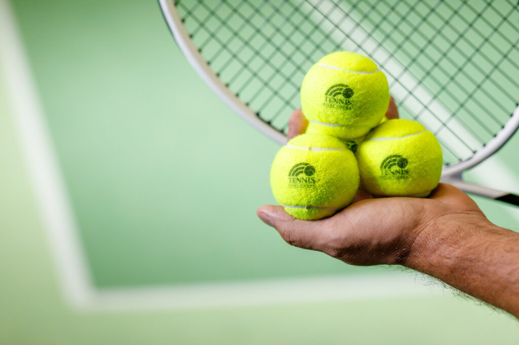 Badminton-Trainer und Ex-Profi-Spieler Heimo Götschl mit Profi-Spieler Emil Tandler, die sich über das Badminton-Netz die Hand geben