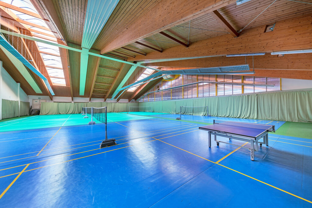 Badminton-Halle mit den 6 Badminton-Plätzen und den beiden Tischtennis-Tischen
