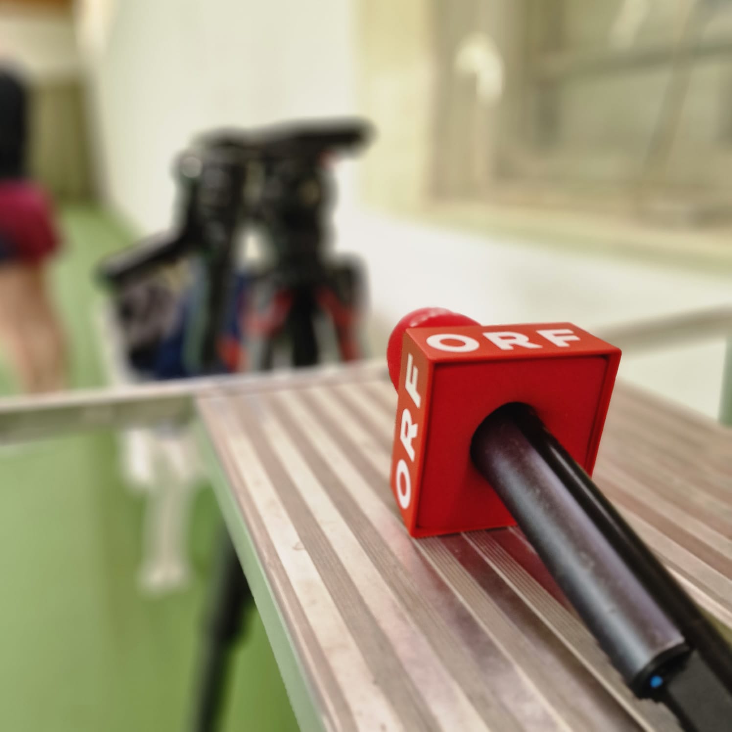 Close auf ORF-Mikrofon auf Spielerbank, Kamerstativ im Hintergrund