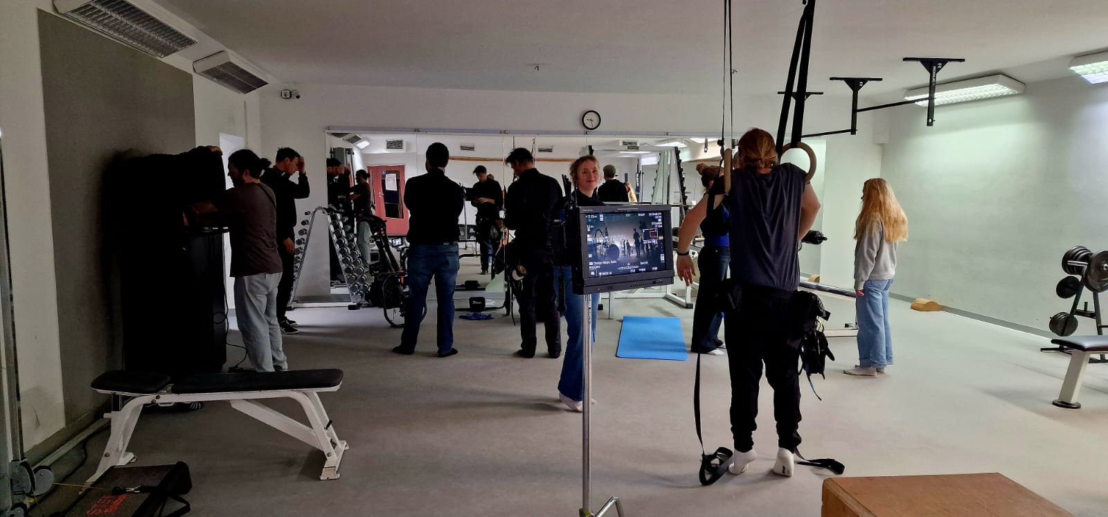 Filmteam in der Fitnessarea