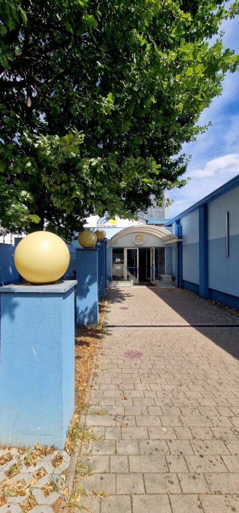 Barrierefreier Zugangsbereich, Eingangstüre zum Tennis Point Vienna