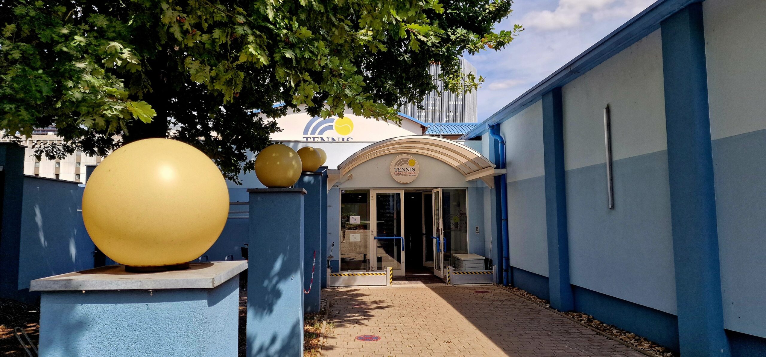 Barrierefreier Zugangsbereich, Eingangstüre zum Tennis Point Vienna